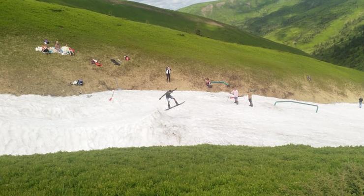 В Карпатах до сих пор катаются на лыжах и сноубордах