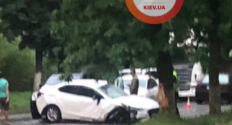 На Киевщине из-за молнии автомобиль врезался в дерево