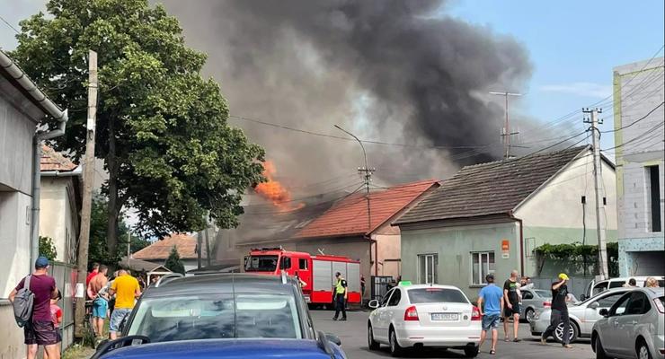 В Мукачево возле замка загорелся мотель, слышны взрывы - СМИ
