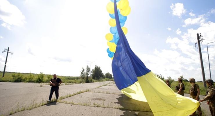 Военные запустили в сторону Донецка украинский флаг