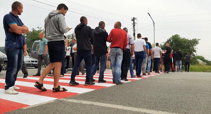 На Прикарпатье митингующие заблокировали национальную трассу