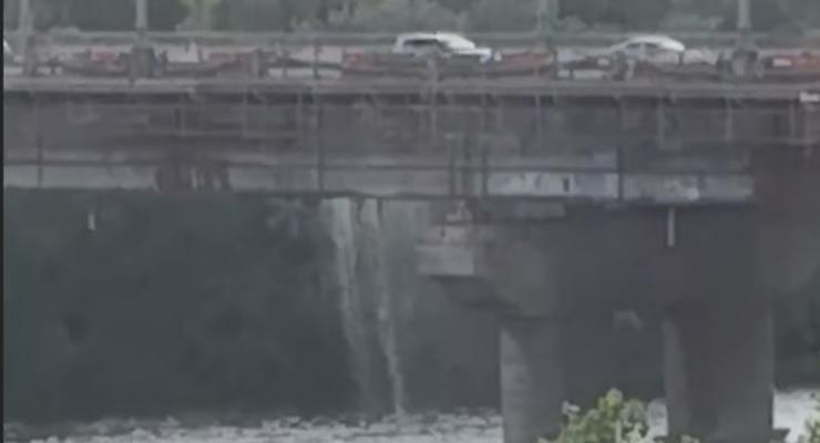 В Киеве прорвало трубу на мосту Патона