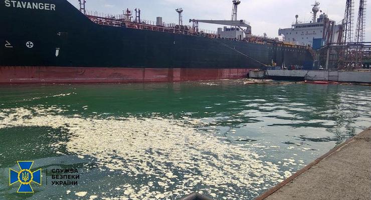 В порту Южный иностранное судно сбросило за борт 8 тонн масла