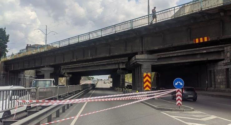 В Киеве "устал" Берестейский путепровод: Кусок моста упал на машину