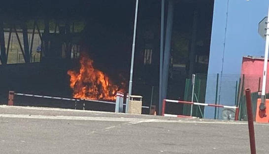 На КПП "Ужгород" мужчина сжег свою иномарку