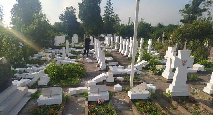 В Стрые 20-летний вандал повредил 59 могильных крестов и памятников