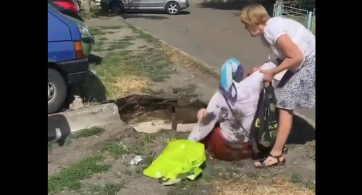 В Киеве женщина провалилась в яму с кипятком