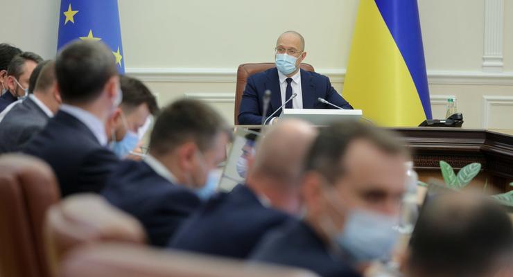 Шмыгаль пообещал, что заказанной вакцины от COVID хватит всем украинцам