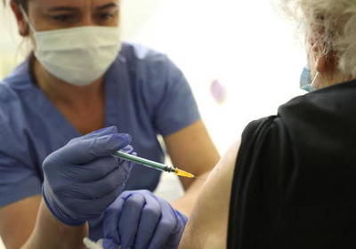 МОЗ рекомендовал больным раком вакцинироваться от COVID