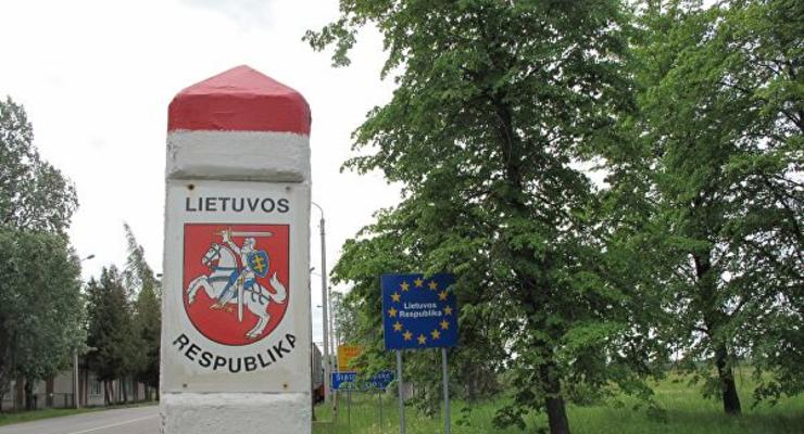 Литва начала установку колючей проволоки на границе с Беларусью
