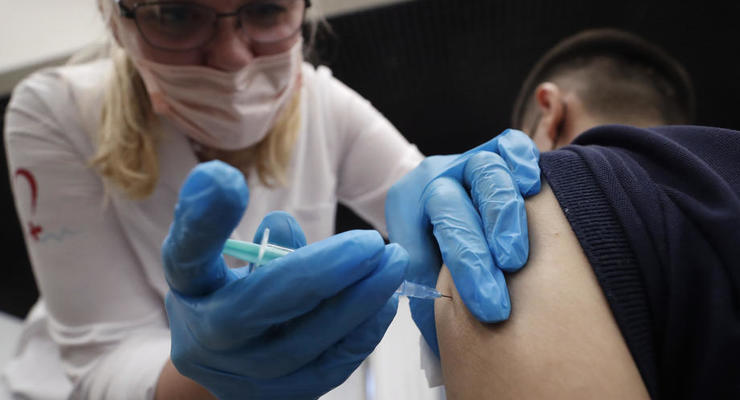 В Украине упали темпы COVID-вакцинации: 26 тыс прививок за сутки