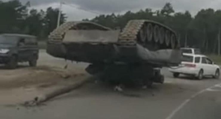 В РФ военные потеряли танк на трассе: Слетел с тягача и перевернулся