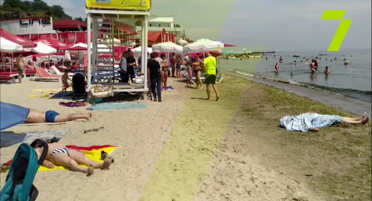 "Жуткое зрелище": В Одессе на пляже люди отдыхали возле трупа