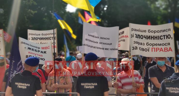 В Киеве проходит акция протеста пенсионеров МВД