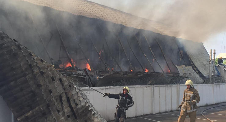 В Киевщине произошел масштабный пожар на предприятии