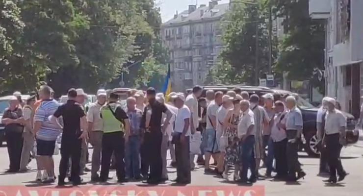 Ветераны МВД перекрыли улицу Грушевского
