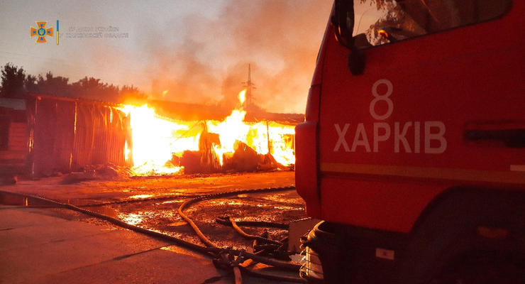 В Харькове масштабный пожар: Горит склад древесины