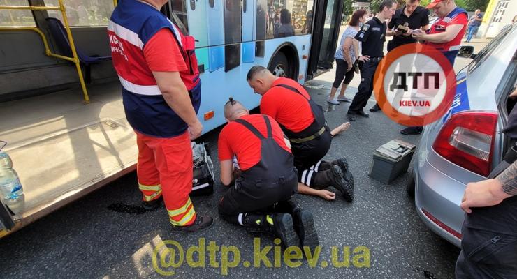 В Киеве за рулем троллейбуса умер водитель: Реанимировали полчаса