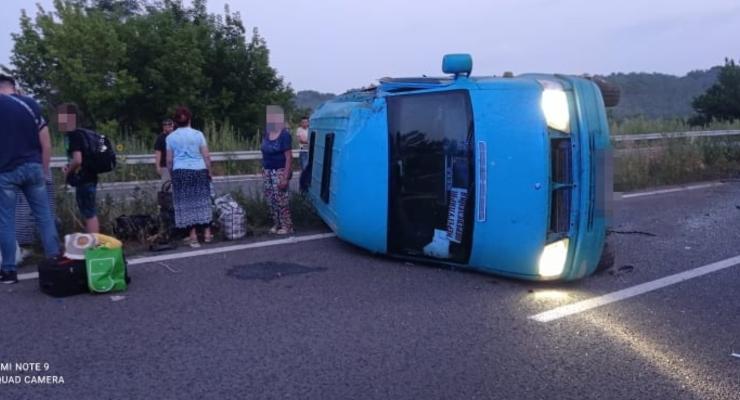 На Луганщине перевернулась маршрутка, пострадали 9 пассажиров