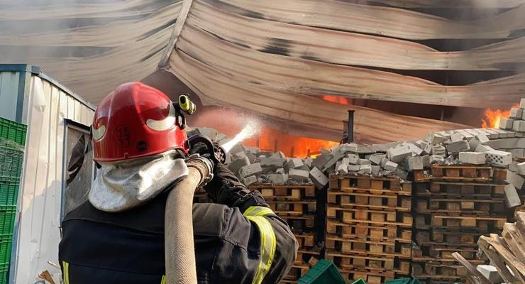 В Киеве произошел масштабный пожар: Огонь тушат 45 спасателей