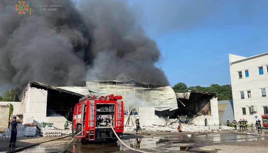 В Киеве потушили масштабный пожар на складе