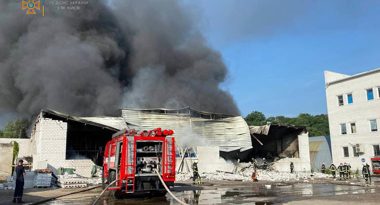 В Киеве потушили масштабный пожар на складе