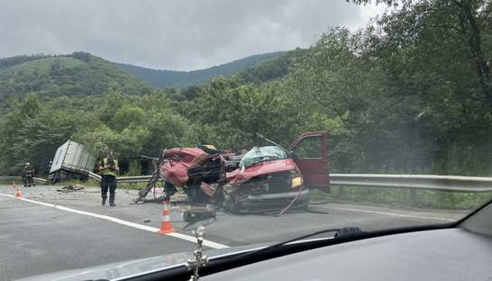 На Закарпатье мироавтобус врезался в грузовик