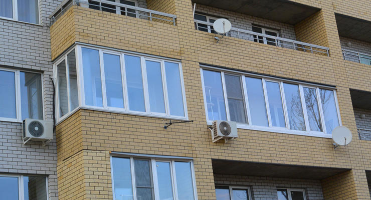 Житель Черновцов выпал с 8 этажа и приземлился на антенну соседки