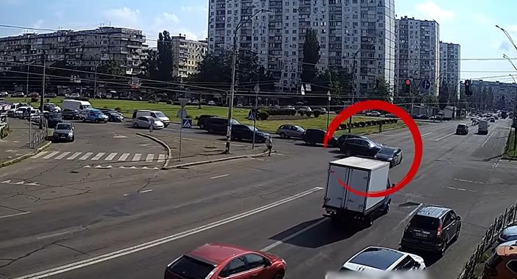 В Киеве водитель такси устроил аварию с пятью автомобилями
