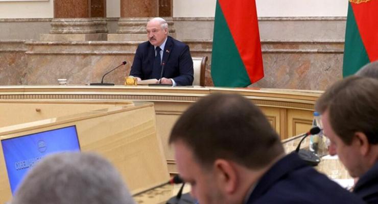 Лукашенко заявил, что посол в Латвии должен был "набить морду" мэру Риги