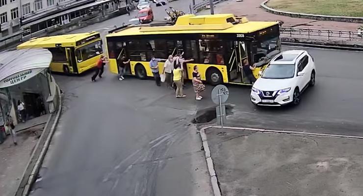 В Киеве троллейбус, который толкали пассажиры, протаранил внедорожник
