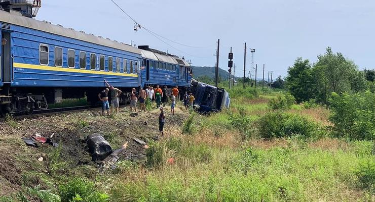 На Закарпатье поезд врезался в фуру и сошел с рельс: трое пострадавших