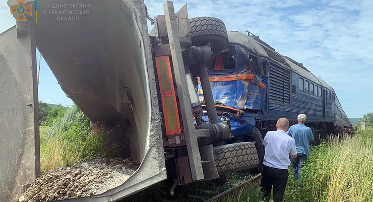 Авария с поездом на Закарпатье: пострадали пять человек