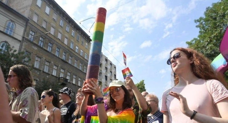 В Будапеште тысячи людей вышли на протест против закона о ЛГБТ