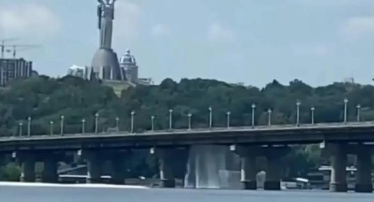 Прорыв недели: в Киеве снова образовался водопад на мосту Патона
