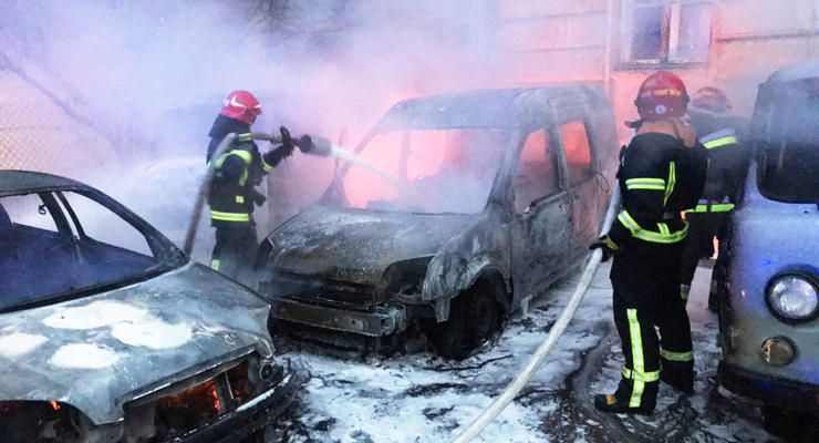 В центре Львова за ночь сгорели три автомобиля