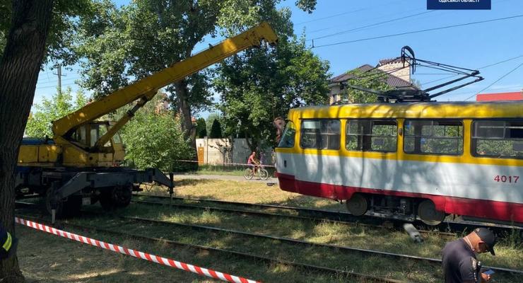 В Одессе трамвай наехал на коммунальщика, косившего траву