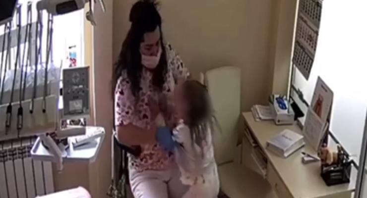 Стоматолога из Ровно, которая била детей, лишили лицензии