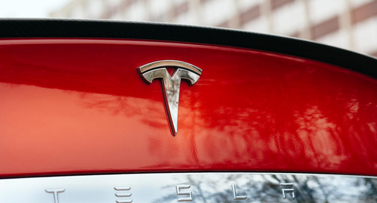 В Киеве 9-летний водитель Tesla влетел на скорости в Chevrolet