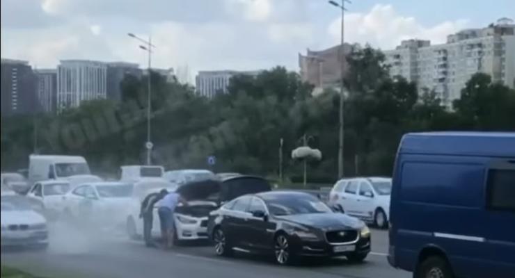 В Киеве произошло ДТП сразу с шестью автомобилями
