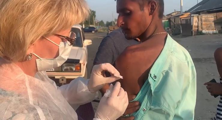 На Закарпатье начали вакцинацию ромских поселений