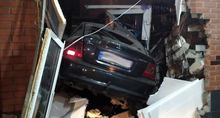 В Бердичеве пьяный водитель заснул за рулем и влетел в магазин