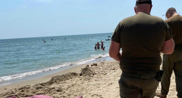 В Черноморске на пляже умер турист