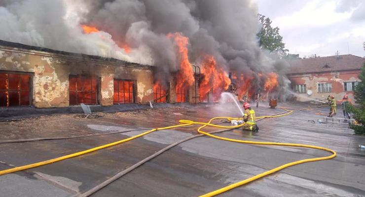 В Ужгороде несколько часов тушили масштабный пожар на мехзаводе