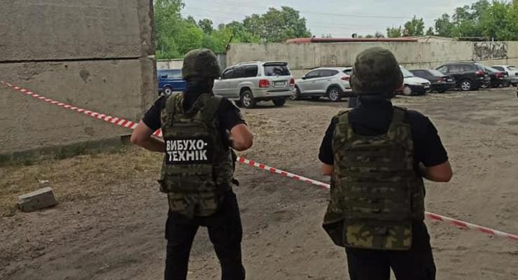 На Луганщине под автомобилем СБУ нашли, вероятно, взрывное устройство