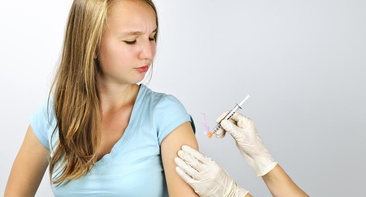 В Украине начинается COVID-вакцинация подростков