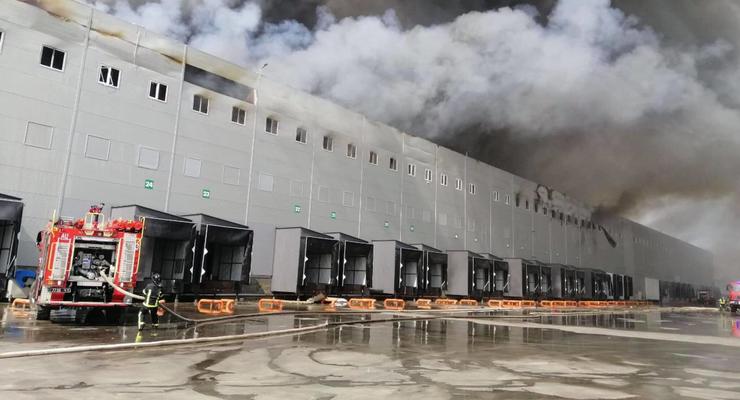 В Одесской области загорелись склады сети супермаркетов