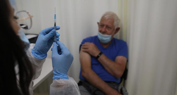 В воскресенье в Украине упали темпы COVID-вакцинации