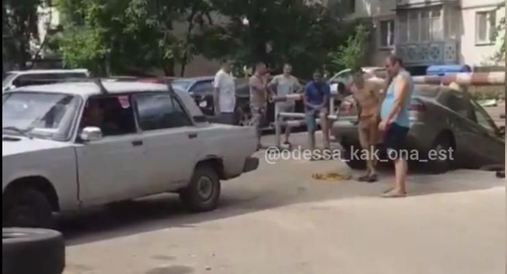 В Одессе авто упало в яму: Коммунальщики подают в суд на водителя