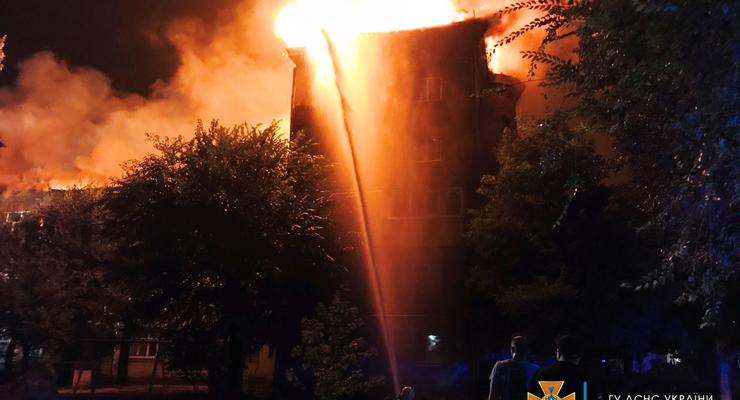 В Запорожье горела многоэтажка: Без дома остались около 100 человек